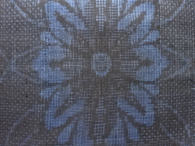 アンティーク　菊菱模様織り出し本場村山泥大島紬着物